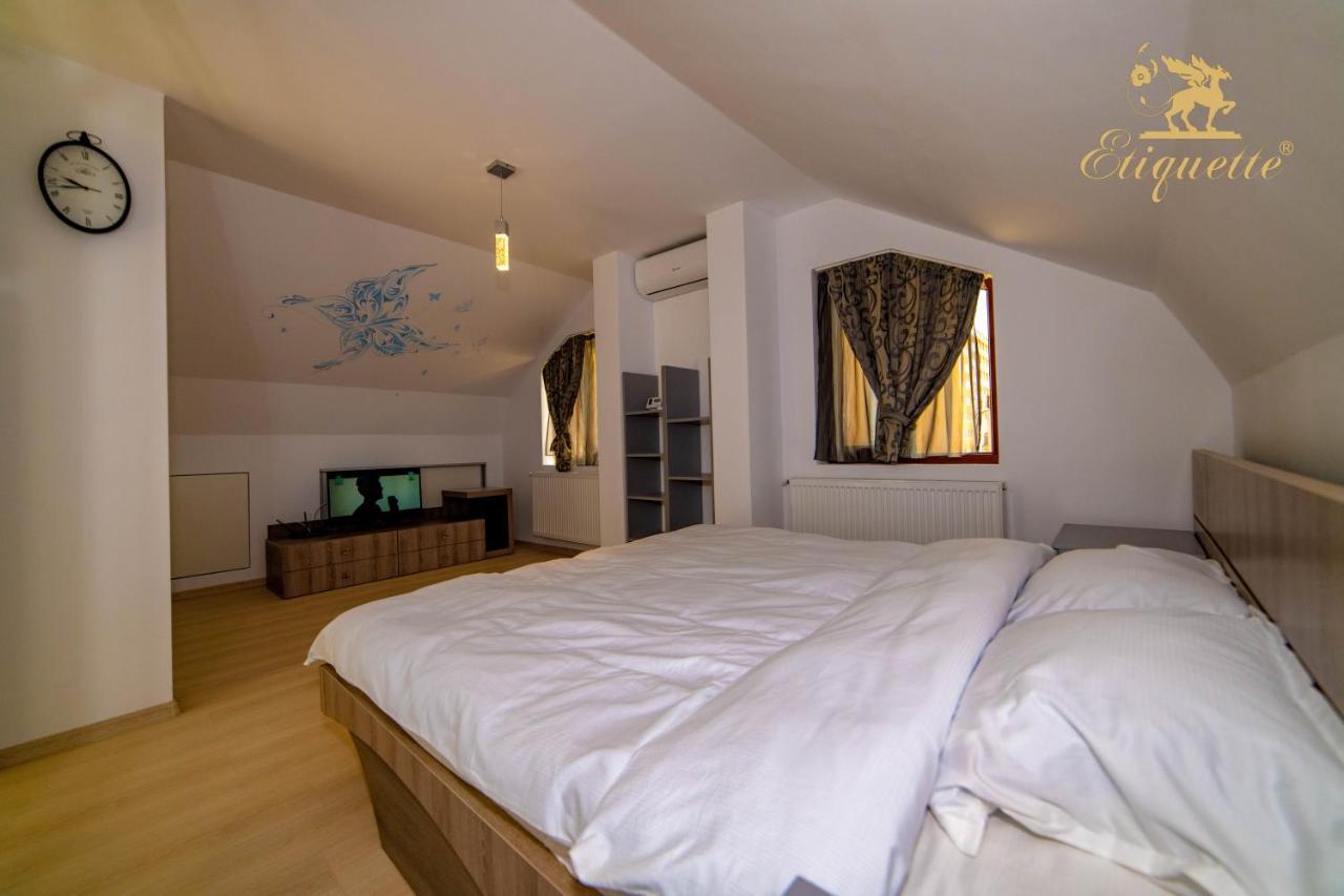 Villa Etiquette Deva Bagian luar foto