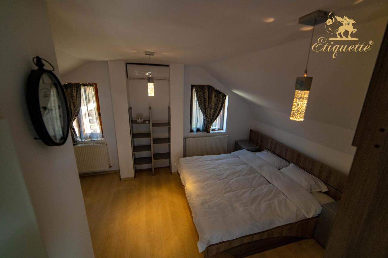 Villa Etiquette Deva Bagian luar foto